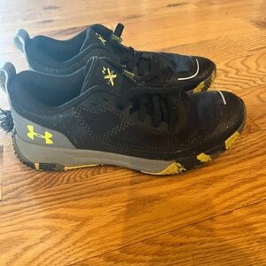 Under Armour Boy’s Black and Yellow Athletic Shoes